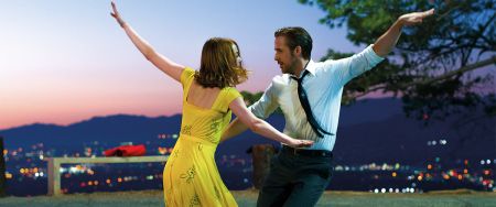 Mann und Frau Tanzen vor Sonnenuntergang